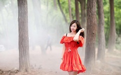 扒开粉嫩小泬舌头伸进去